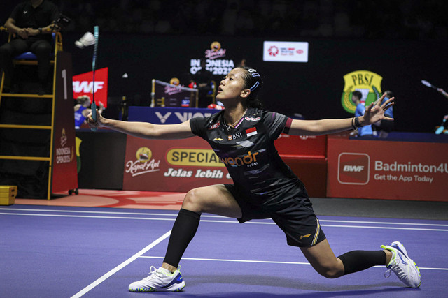 Pebulu tangkis tunggal putri Indonesia Putri Kusuma Wardani mengembalikan kok ke arah lawannya tunggal putri Thailand Supanida Katethong pada babak 16 besar Indonesia Open 2025 di Istora Senayan, Jakarta, Kamis (5/6/2025). Foto: Iqbal Firdaus/kumparan
