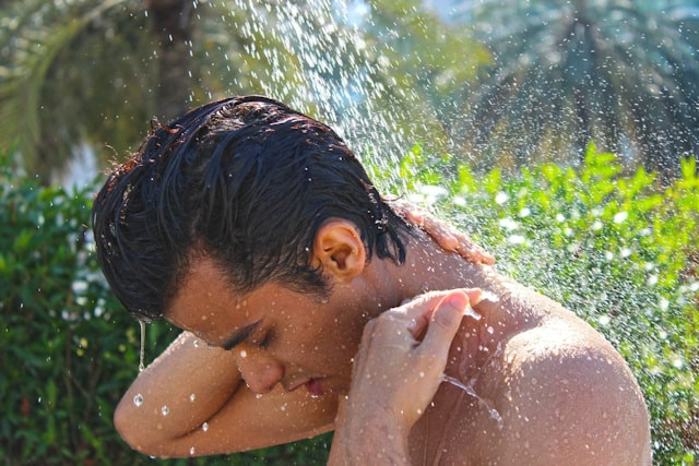 Ilustrasi doa mandi wajib pria dan tata caranya. Foto: Unsplash/abdullah ali