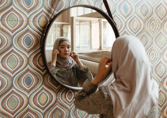 Ilustrasi doa ketika bercermin. Foto: Pexels/Anastasia Shuraeva