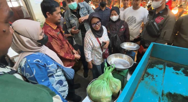 Kepala Diskumdag Kota Pontianak, Ibrahim saat memimpin sidak di Pasar Fllamboyan bersama tim dari Polresta. Foto: Dok. Prokopim Pemkot Pontianak