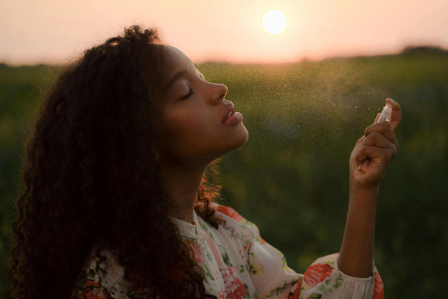 Ilustrasi setting spray yang bagus dan tahan lama. Sumber: Pexels/Ron Lach