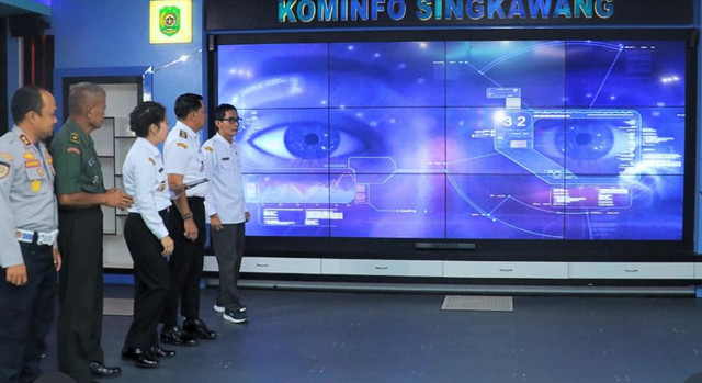 Wali Kota Singkawang, Tjhai Chui Mie saat meluncurkan Traffic City Monitoring (TCM). Foto: Dok, Instagram @kominfosingkawang