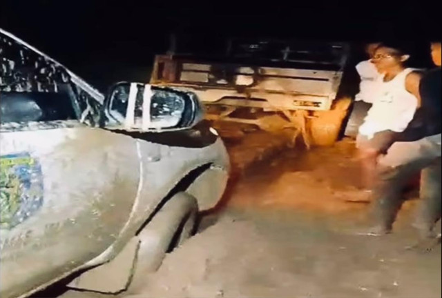 Warga sekitar saat berusaha membantu ambulans yang amblas di jalan rusak. Foto: Dok. Istimewa