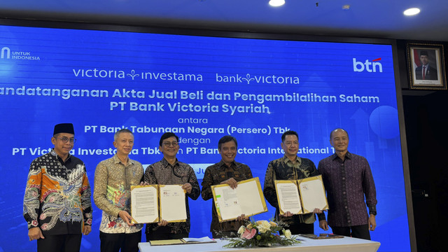 PT Bank Tabungan Negara (Persero) Tbk resmi menandatangani akta jual beli dan pengambilalihan saham PT Bank Victoria Syariah, Kamis (5/6/2025).  Foto: Ave Airiza Gunanto/kumparan