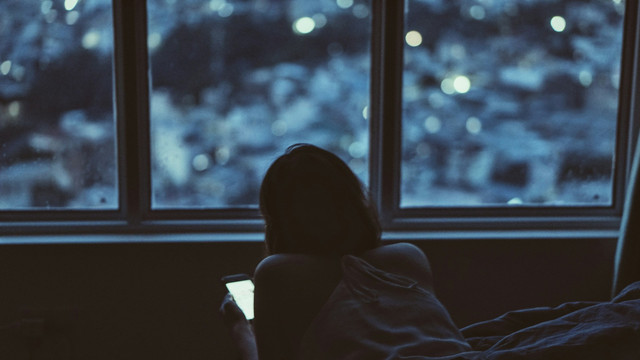 Ilustrasi mengirim ucapan selamat malam yang indah sebelum tidur. Foto: Unsplash.com