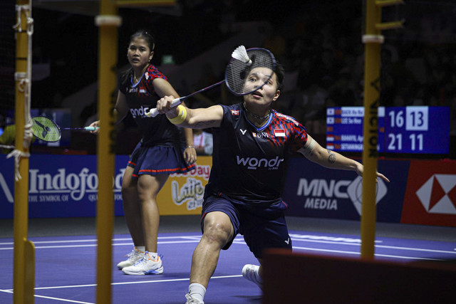 Pebulu tangkis ganda putri Indonesia Apriyani Rahayu/Febi Setianingrum mengembalikan kok ke arah lawannya pebulu tangkis ganda putri Korea Selatan Baek Ha Na/Lee So Hee pada 16 Besar Indonesia Open 2025 di Istora Senayan, Jakarta, Kamis (5/6/2025). Foto: Iqbal Firdaus/kumparan