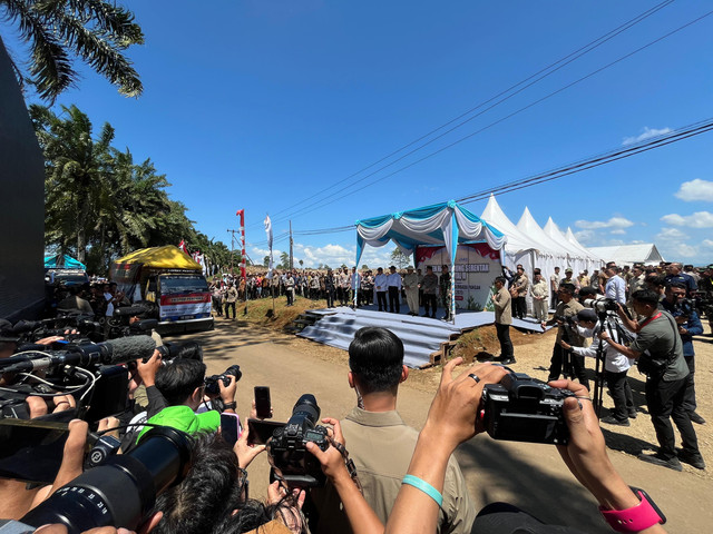 Pelepasan pengeskporan jagung di Kabupaten Bengkayang yang dilakukan oleh Presiden Republik Indonesia, Kapolri, dan Gubernur Kalbar. Foto: Rabiansyah/Hi!Pontianak.