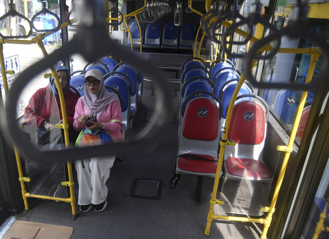 Penumpang duduk di bus Transjabodetabek rute P11 Bogor-Blok M di halte Cidangiang, Kota Bogor, Jawa Barat, Kamis (5/6/2025). Foto: Arif Firmansyah/ANTARA FOTO