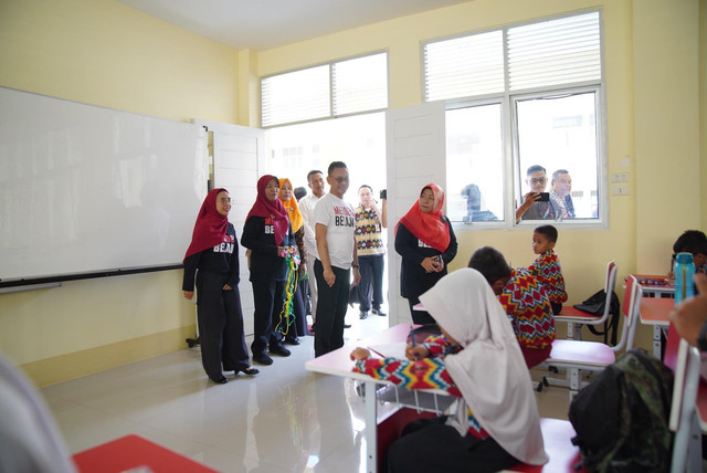 Wali Kota Pontianak saat berkunjung ke salah satu sekolah dasar yang ada di Pontianak. Foto: Dok. Diskominfo Pontianak