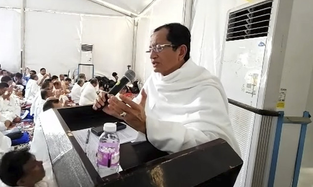 Menteri Agama Nasaruddin Umar memimpin doa wukuf di Arafah, Arab Saudi. Foto: Youtube/Kemenag RI