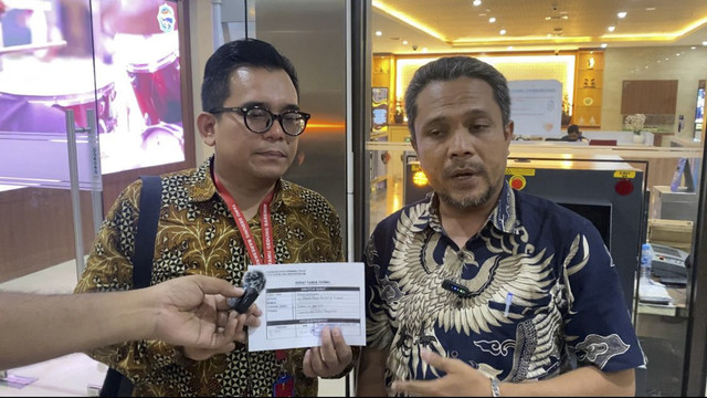 Orang tua murid yang mengadukan Gubernur Jabar, Dedi Mulyadi ke Bareskrim Polri. Foto: Rachmadi Rasyad/kumparan