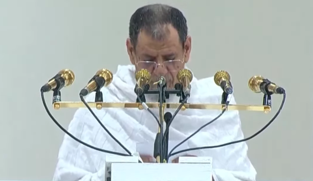 Syekh Saleh Al Humaid menjadi khotib Arafah di Masjid Namirah, Kamis (5/6/2025). Foto: Youtube @qurantvsa