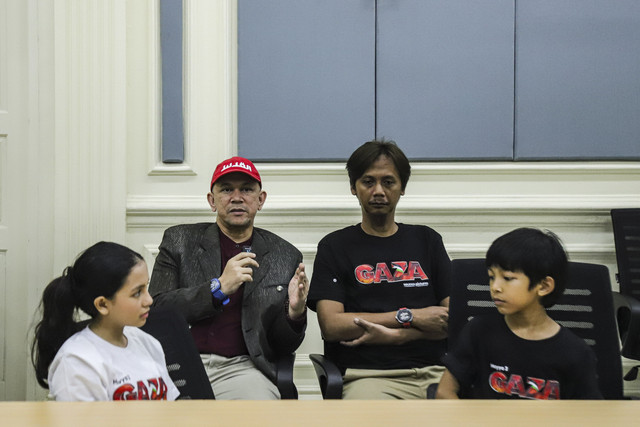Sutradara film Hayya 3: Gaza Ustadz Erick, Jastis serta pemeran film Amna Syahab dan Azamy Sauqi menjawab pertanyaan wartawan saat berkunjung ke kumparan di Pasar Minggu, Rabu (4/6/2025). Foto: Darryl Ramadhan/kumparan