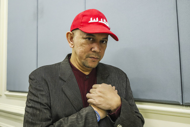 Eksekutif Produser film Hayya 3: Gaza Ustadz Erick Yusuf berpose saat berkunjung ke kumparan di Pasar Minggu, Rabu (4/6/2025). Foto: Darryl Ramadhan/kumparan