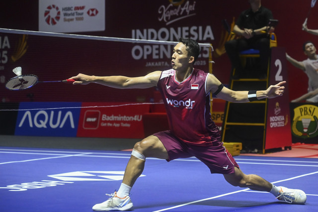 Pebulu tangkis tunggal putra Indonesia Jonatan Christie mengembalikan kok ke arah tunggal putra Hong Kong Lee Cheuk Yiu pada babak 16 besar Kapal Api Indonesia Open 2025 di Istora Senayan, Gelora Bung Karno, Jakarta, Kamis (5/6/2025). Foto: Rivan Awal Lingga/ANTARA FOTO
