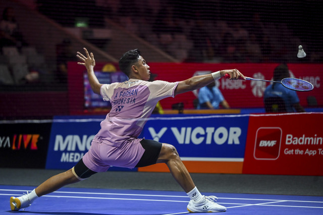 Pebulu tangkis tunggal putra Indonesia Alwi Farhan mengembalikan kok ke arah tunggal putra Denmark Anders Antonsen pada babak 16 besar Kapal Api Indonesia Open 2025 di Istora Senayan, Gelora Bung Karno, Jakarta, Kamis (5/6/2025). Foto: Rivan Awal Lingga/ANTARA FOTO