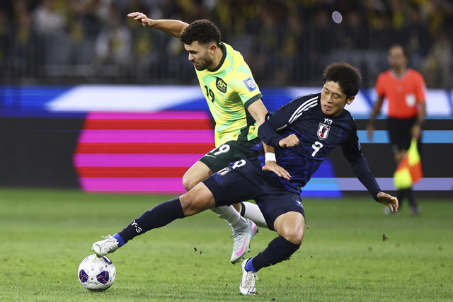 Pemain Jepang Ohashi Yuki berduel dengan Patrick Yazbek dari Australia pada pertandingan sepak bola kualifikasi grup C Piala Dunia 2026 di Perth, Kamis (5/6/2025). Foto: Trevor Collens/AP