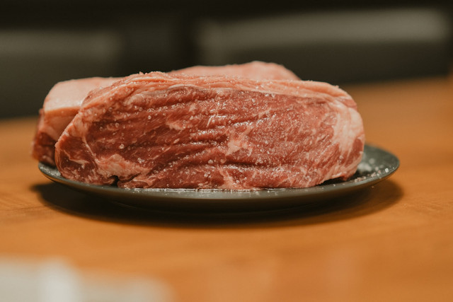 Ilustrasi Penyebab Daging Sapi Bau Prengus. Unsplash/Olivier Amyot