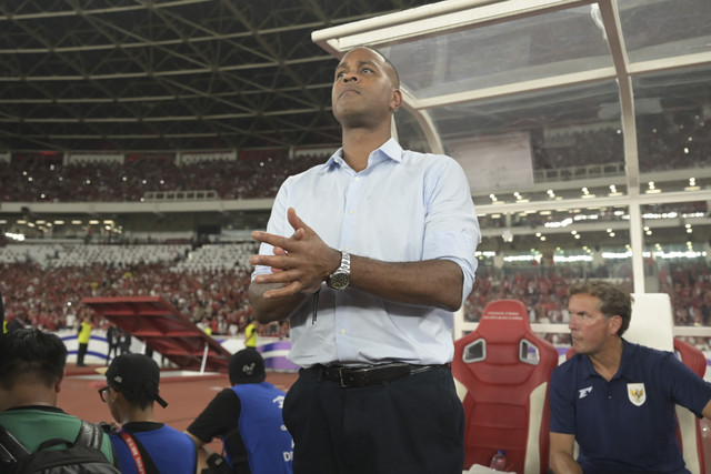 Pelatih Timnas Indonesia Patrick Kluivert (tengah) menyaksikan anak asuhnya sebelum bertanding pada pertandingan Kualifikasi Piala Dunia 2026 putaran ketiga Grup C melawan Timnas China di Stadion Utama Gelora Bung Karno, Jakarta, Kamis (5/6/2025). Foto: Fauzan/ANTARA FOTO