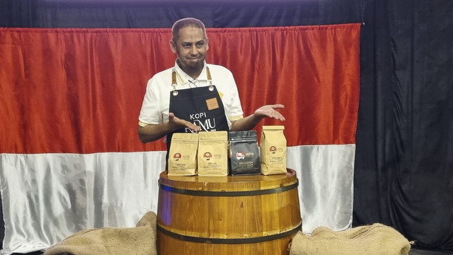 Eks narapidana kasus terorisme (napiter) tragedi bom Bali 2002, Hisyam bin Ali Zein alias Umar Patek, meluncurkan usaha kopinya bernama 'Kopi Ramu' di Hedon Estate, Surabaya, Selasa (3/6/2025). Foto: Farusma Okta Verdian/kumparan