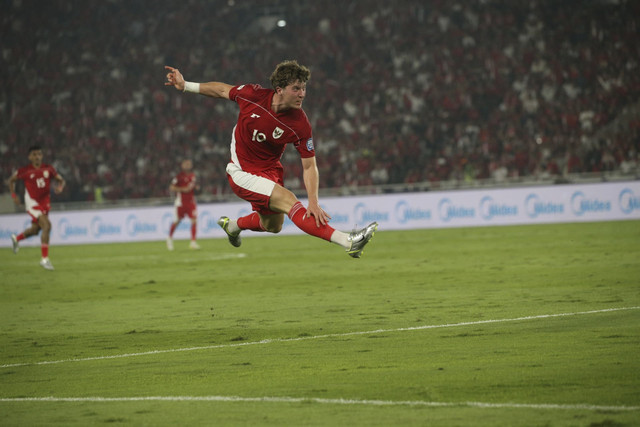 Pemain Timnas Indonesia Ole Lennard Romenij menendang bola pada pertandingan kualifikasi Piala Dunia 2026 antara Indonesia vs China di Stadion Gelora Bung Karno di Jakarta, Kamis (5/6/2025). Foto: Aditia Noviansyah/kumparan