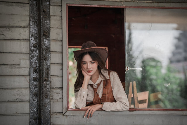 Foto oleh Tuấn Kiệt Jr. dari Pexels: https://www.pexels.com/photo/portrait-of-a-woman-in-vintage-western-attire-32394081/