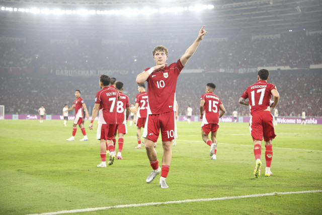 Pemain Timnas Indonesia Ole Lennard Romenij melakukan selebrasi usai mencetak gol pada pertandingan kualifikasi Piala Dunia 2026 antara Indonesia vs China di Stadion Gelora Bung Karno di Jakarta, Kamis (5/6/2025). Foto: Aditia Noviansyah/kumparan