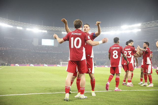 Pemain Timnas Indonesia Ole Lennard Romenij bersama tim melakukan selebrasi usai mencetak gol pada pertandingan kualifikasi Piala Dunia 2026 antara Indonesia vs China di Stadion Gelora Bung Karno di Jakarta, Kamis (5/6/2025). Foto: Aditia Noviansyah/kumparan