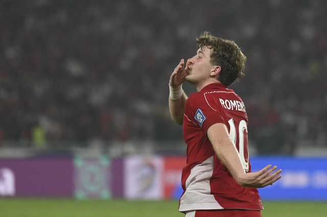 Pesepak bola Timnas Indonesia Ole Lennard Romenij  melakukan selebrasi usai mencetak gol ke gawang Timnas China pada pertandingan Kualifikasi Piala Dunia 2026 putaran ketiga Grup C di Stadion Utama Gelora Bung Karno, Jakarta, Kamis (5/6/2025). Foto: Bayu Pratama S/ANTARA FOTO