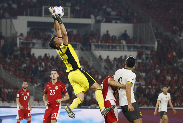 Kiper Timnas Indonesia Emil Audero menangkap pada pertandingan kualifikasi Piala Dunia 2026 antara Indonesia vs China di Stadion Gelora Bung Karno di Jakarta, Kamis (5/6/2025). Foto: Ajeng Dinar Ulfiana/REUTERS