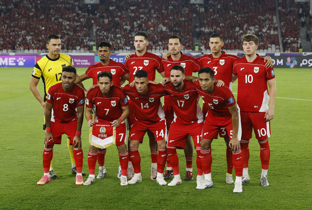 Pemain Timnas Indonesia berfoto sebelum pertandingan kualifikasi Piala Dunia 2026 antara Indonesia vs China di Stadion Gelora Bung Karno di Jakarta, Kamis (5/6/2025). Foto: Ajeng Dinar Ulfiana/REUTERS