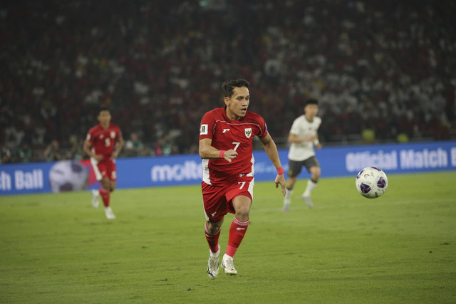 Pemain Timnas Indonesia Egy Maulana Vikri mengejar bola pada pertandingan kualifikasi Piala Dunia 2026 antara Indonesia vs China di Stadion Gelora Bung Karno di Jakarta, Kamis (5/6/2025). Foto: Aditia Noviansyah/kumparan