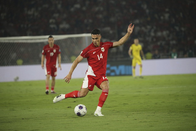 Pemain Timnas Indonesia Joey Pelupessy menendang bola pada pertandingan kualifikasi Piala Dunia 2026 antara Indonesia vs China di Stadion Gelora Bung Karno di Jakarta, Kamis (5/6/2025). Foto: Aditia Noviansyah/kumparan