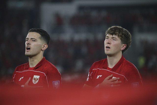 Pemain Timnas Indonesia Justin Hubner dan Ole Lennard Romenij pada pertandingan kualifikasi Piala Dunia 2026 antara Indonesia vs China di Stadion Gelora Bung Karno di Jakarta, Kamis (5/6/2025). Foto: Aditia Noviansyah/kumparan