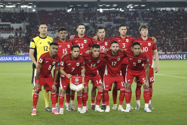 Pemain Timnas Indonesia berfoto sebelum pertandingan kualifikasi Piala Dunia 2026 antara Indonesia vs China di Stadion Gelora Bung Karno di Jakarta, Kamis (5/6/2025). Foto: Aditia Noviansyah/kumparan