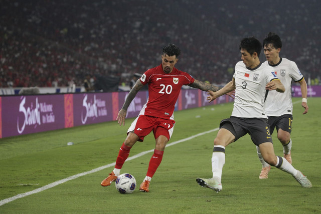 Pemain Timnas Indonesia Stefano Lilipaly berduel dengan pemain China Wei Zhen pada pertandingan kualifikasi Piala Dunia 2026 antara Indonesia vs China di Stadion Gelora Bung Karno di Jakarta, Kamis (5/6/2025). Foto: Aditia Noviansyah/kumparan