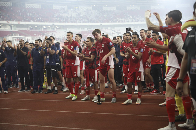 Pemain Timnas Indonesia merayakan kemenangan bersama suporter pada pertandingan kualifikasi Piala Dunia 2026 antara Indonesia vs China di Stadion Gelora Bung Karno di Jakarta, Kamis (5/6/2025). Foto: Aditia Noviansyah/kumparan