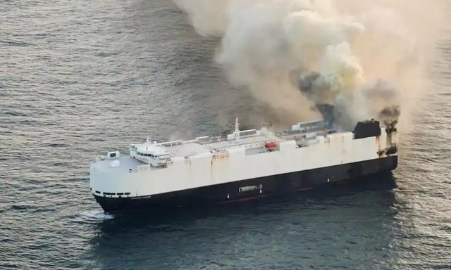 Kapal Morning Midas yang mengangkut mobil terbakar di Samudra Pasifik. Foto: Car News China