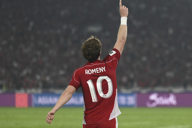 Pemain Timnas Indonesia Ole Lennard Romenij melakukan selebrasi usai mencetak gol ke gawang Timnas China pada pertandingan Kualifikasi Piala Dunia 2026 putaran ketiga Grup C di Stadion Utama Gelora Bung Karno, Jakarta, Kamis (5/6/2025). Foto: Bayu Pratama S/ANTARA FOTO