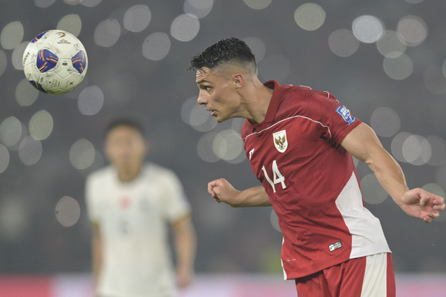 Pemain Timnas Indonesia Joey Pelupessy menyundul bola pada pertandingan Kualifikasi Piala Dunia 2026 putaran ketiga Grup C melawan Timnas China di Stadion Utama Gelora Bung Karno, Jakarta, Kamis (5/6/2025).  Foto: Bayu Pratama S/ANTARA FOTO