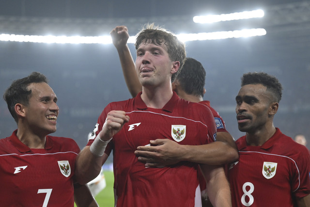Pemain Timnas Indonesia Ole Lennard Romenij berselebrasi bersama rekan senegaranya usai mencetak gol ke gawang Timnas China pada pertandingan Kualifikasi Piala Dunia 2026 putaran ketiga Grup C di Stadion Utama Gelora Bung Karno, Jakarta, Kamis (5/6). Foto: Bayu Pratama S/ANTARA FOTO