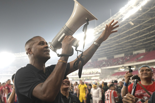 Pelatih Timnas Indonesia Patrick Kluivert menyapa suporter Indonesia usai pertnadingan melawan Timnas China pada laga Kualifikasi Piala Dunia 2026 putaran ketiga Grup C di Stadion Utama Gelora Bung Karno, Jakarta, Kamis (5/6/2025). Foto: Fauzan/ANTARA FOTO