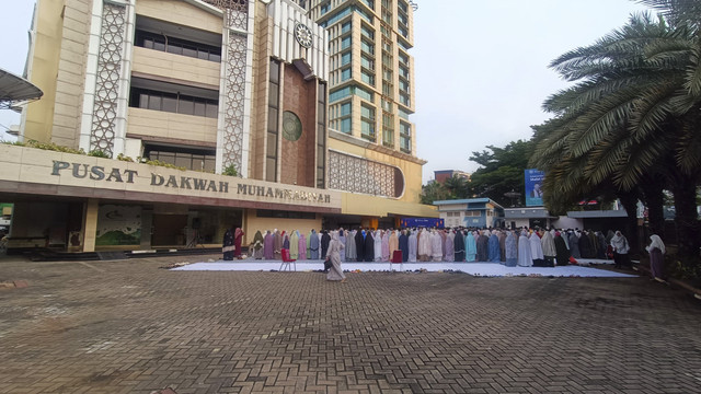 Umat Muslim melaksanakan Salat Idul Adha di halaman Gedung PP Muhammadiyah, Menteng Jakarta Pusat, Jumat (6/6/2025). Foto: Thomas Bosco/kumparan