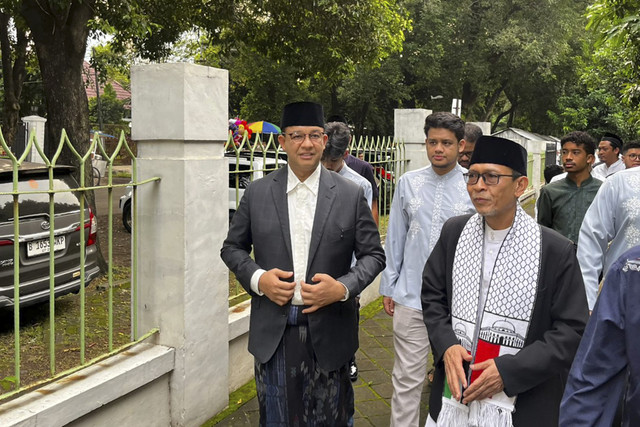 Mantan Gubernur DKI Jakarta periode 2017-2022 Anies Baswedan tiba untuk melaksanakan Salat Idul Adha di Masjid Al-Azhar, Jakarta Selatan, Jumat (6/6/2025). Foto: Rayyan Farhansyah/kumparan