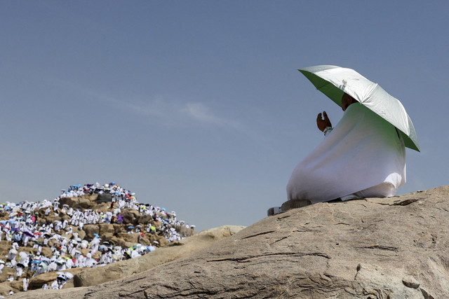 Umat Islam memadati Jabal Rahmah saat melaksanakan Wukuf di Arafah, Makkah, Arab Saudi, Kamis (5/6/2025). Foto: Khaled Abdullah/REUTERS