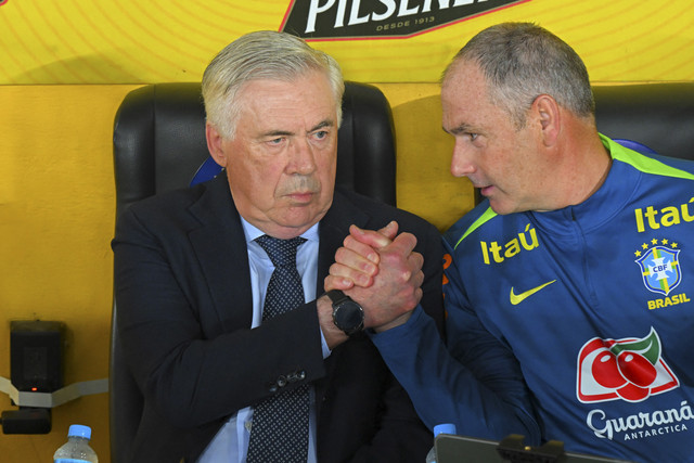 Pelatih Timnas Brasil Carlo Ancelotti berjabat tangan dengan asisten Paul Clement dalam pertandingan Kualifikasi Piala Dunia 2026 zona CONMEBOL di Monumental Banco Pichincha, Guayas, Ekuador, Kamis (5/6/2025). Foto: Rodrigo Buendia/AFP