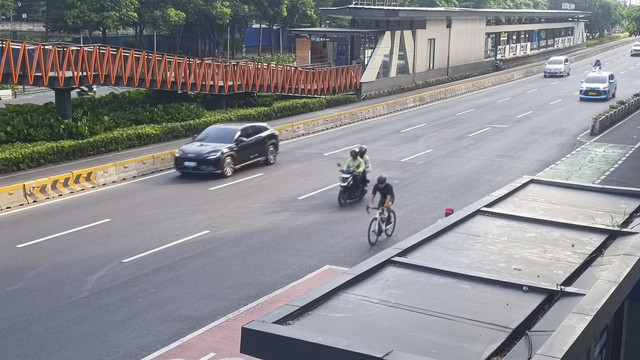 Sejumlah kendaraan melintas saat libur Hari Raya Idul Adha di Jalan Sudirman, Jakarta, Jumat (6/5/2025). Foto: Thomas Bosco/kumparan