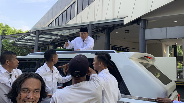 Presiden Prabowo membagikan THR ke warga dari kendaraannya usai melaksanakan Salat Idul Adha di Masjid Istiqlal, Jakarta, Jumat (6/6/2025). Foto: Zamachsyari/kumparan