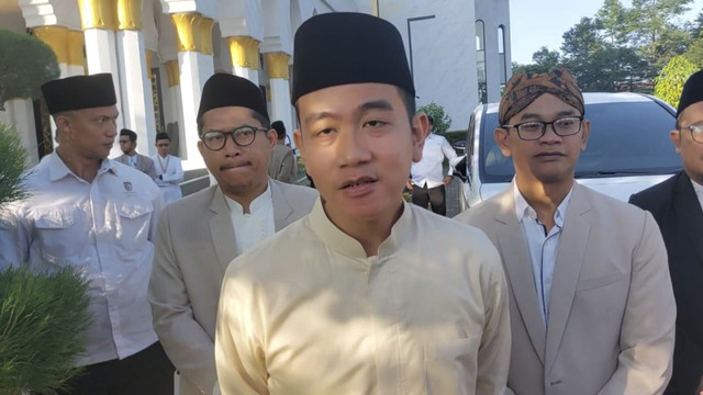 Wapres Gibran Rakabuming Raka, melaksanakan Salat Idul Adha bersama keluarga di Masjid Raya Sheikh Zayed Solo, Jumat (6/6/2025). Foto: kumparan