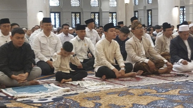Wapres Gibran Rakabuming Raka, melaksanakan Salat Idul Adha bersama keluarga di Masjid Raya Sheikh Zayed Solo, Jumat (6/6/2025). Foto: kumparan